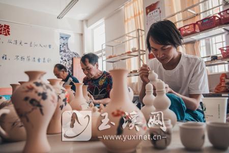 易門大力培養土陶制作傳承人