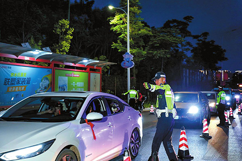 我市組織警力在中心城區開展“飆車炸街”專項整治行動1.jpg