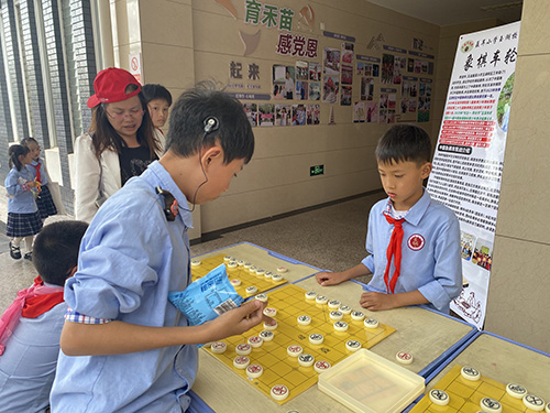 象棋車輪戰(zhàn)小學(xué)生“一對十”.jpg