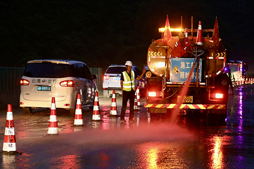 強降雨致部分道路交通中斷多部門聯動搶險保通1.jpg