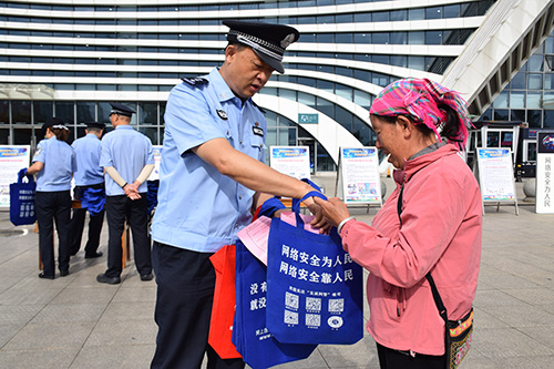 玉溪多部門聯合開展國家網絡安全宣傳周活動.jpg