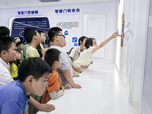 30余個家庭同上網(wǎng)絡安全課.jpg 30余個家庭同上網(wǎng)絡安全課.jpg