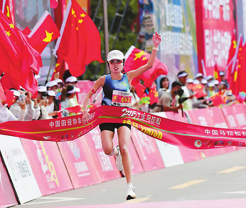兩萬跑者與玉溪的“雙向奔赴”2.jpg