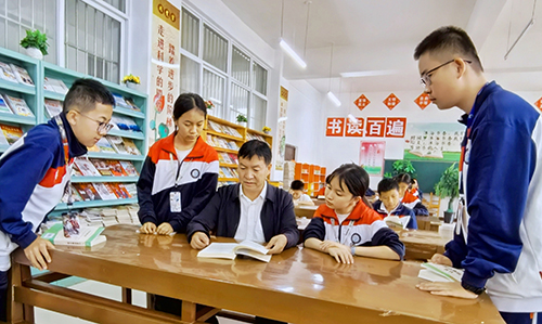 ——記易門縣方屯中學黨總支副書記、校長楊培榮.jpg