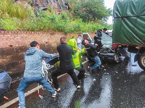 500警民同心大雨中拉出“生命通道”.jpg