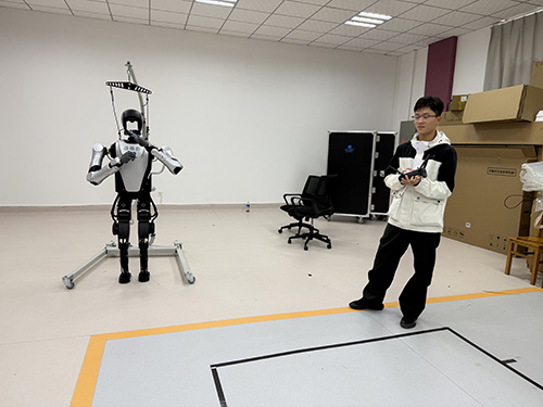 玉溪大專生“玩轉”智能機器人.jpg