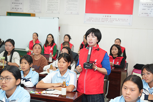 元江縣“詩(shī)歌里的思政課”照亮成長(zhǎng)路.jpg