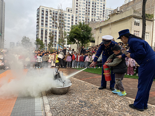 紅塔區(qū)消防演練走進幼兒園.jpg