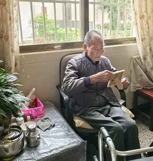 嚴冬響起暖心“敲門聲”1.jpg 嚴冬響起暖心“敲門聲”1.jpg