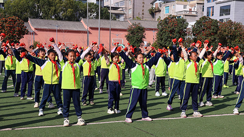 彝族煙盒舞校園“活”起來(lái).jpg