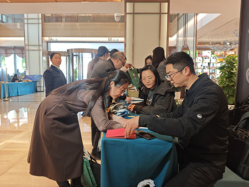 政協委員向大會報到.jpg