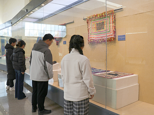 邀你共賞服飾、織錦、刺繡絢麗民族風.jpg