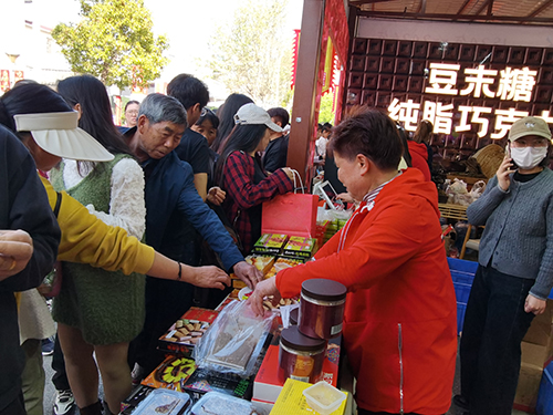 通海迎春花街人氣旺.jpg
