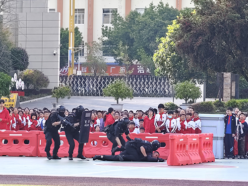 以實戰(zhàn)化場景檢驗校園應急處置能力.jpg