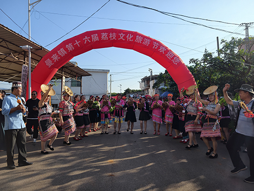 曼來鎮(zhèn)舉辦荔枝文化旅游節(jié).jpg