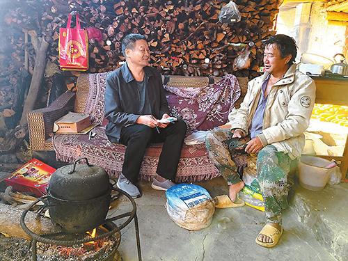 用半生光陰守護彝文化“活化石”.jpg