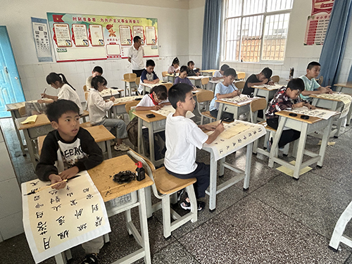 峨山縣小街中心小學開展暑假少年宮公益活動.jpg