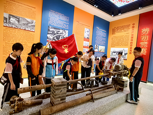 龍泉街道中心小學(xué)開(kāi)展研學(xué)實(shí)踐活動(dòng).jpg